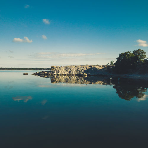 Reflektioner i vattnet vid badplatsen